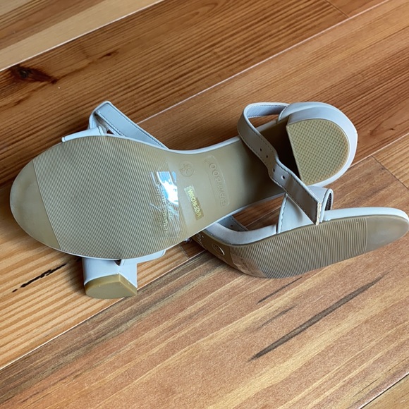 Women’s taupe heels size 6 - Picture 3 of 4